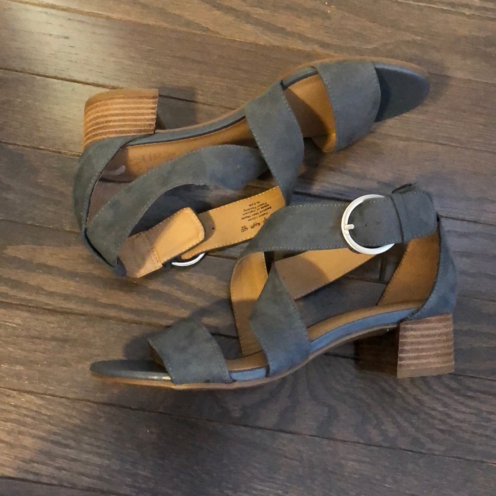 Never Been Worn Naturalizer Alexa Block Heel in Blue Grey Size 7